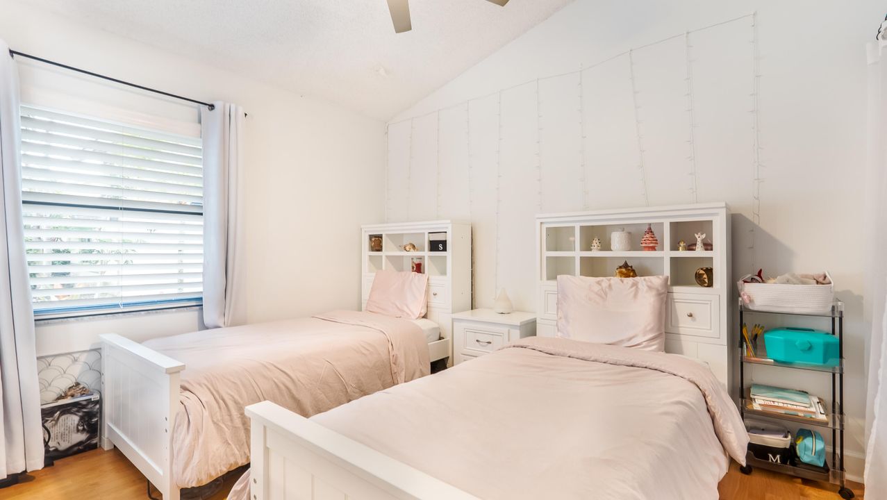 For Sale: $375,000 (2 beds, 2 baths, 1279 Square Feet)