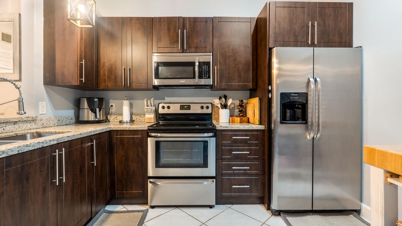 For Sale: $375,000 (2 beds, 2 baths, 1279 Square Feet)