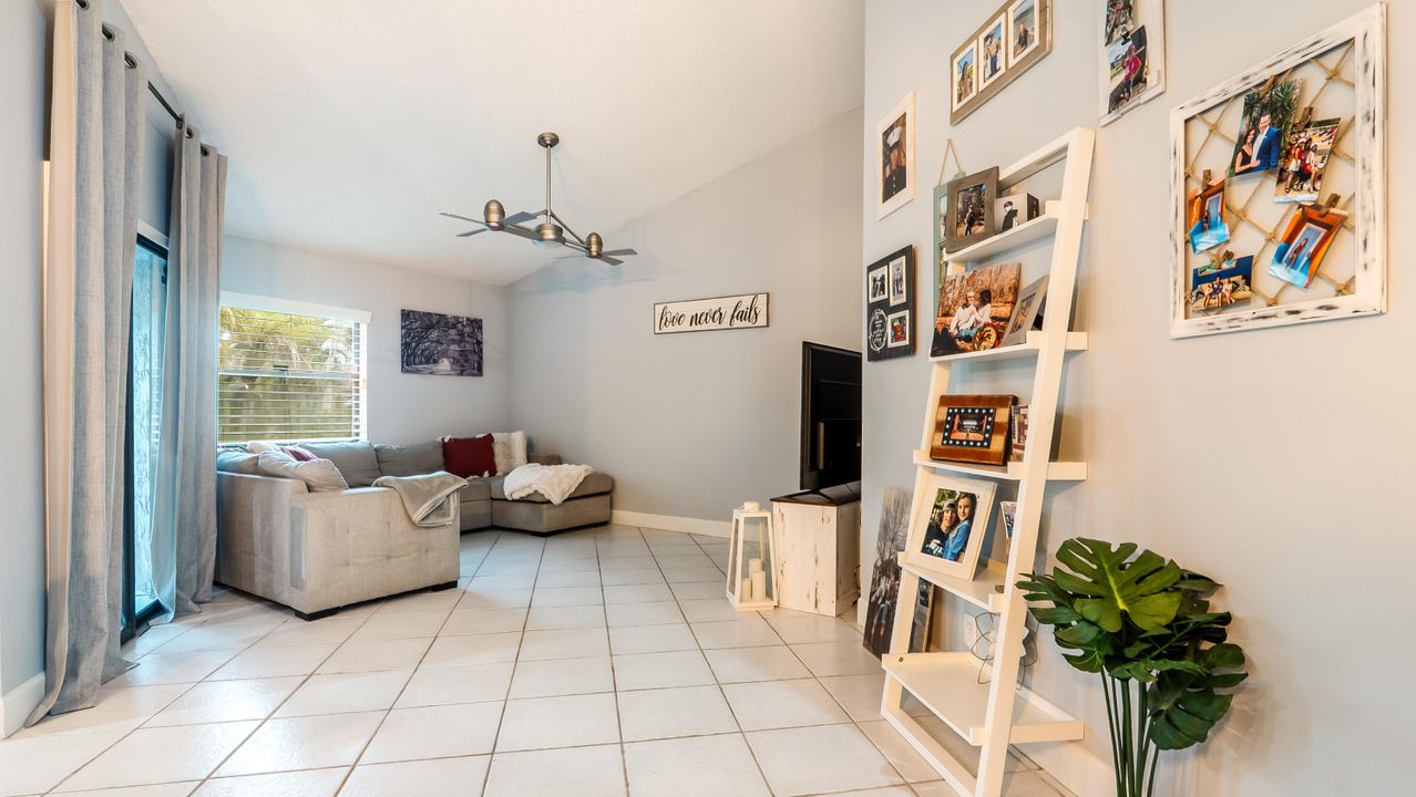 For Sale: $375,000 (2 beds, 2 baths, 1279 Square Feet)