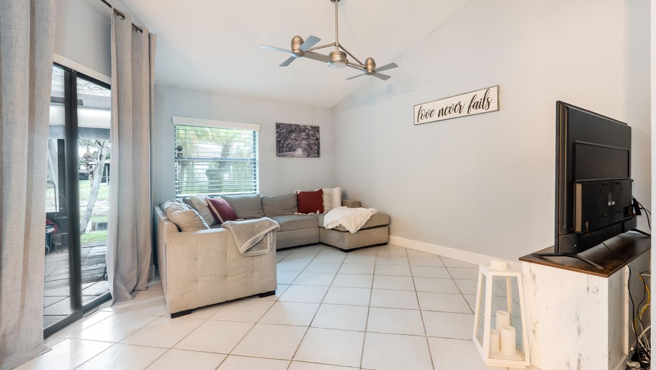 For Sale: $375,000 (2 beds, 2 baths, 1279 Square Feet)