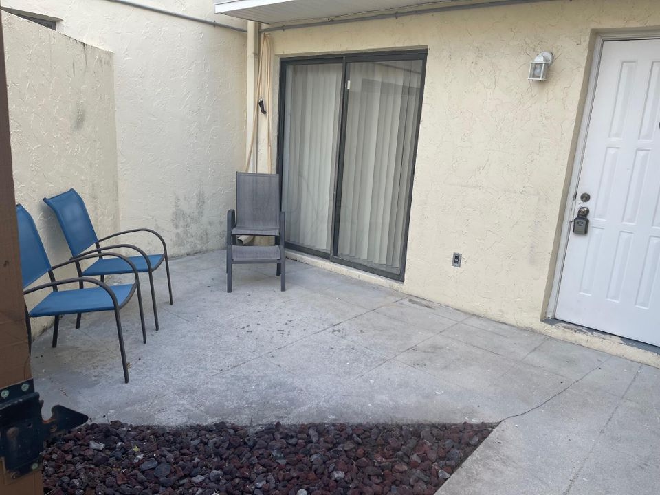 For Rent: $1,900 (1 beds, 1 baths, 627 Square Feet)