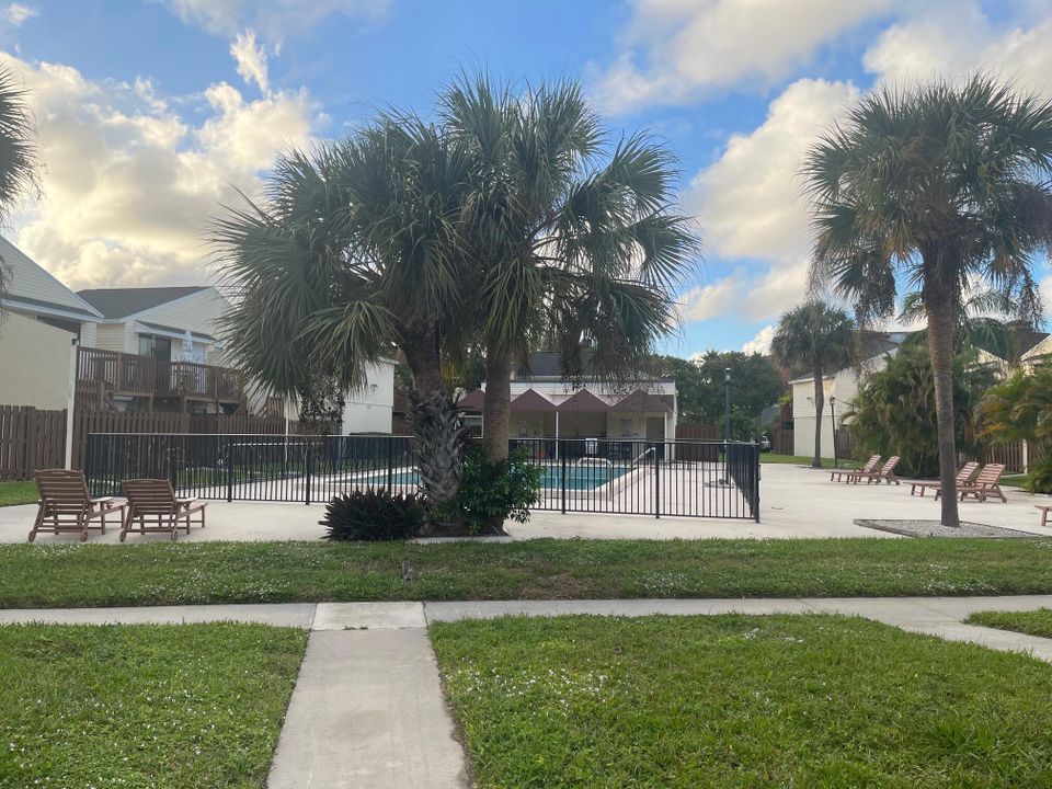 For Rent: $1,900 (1 beds, 1 baths, 627 Square Feet)