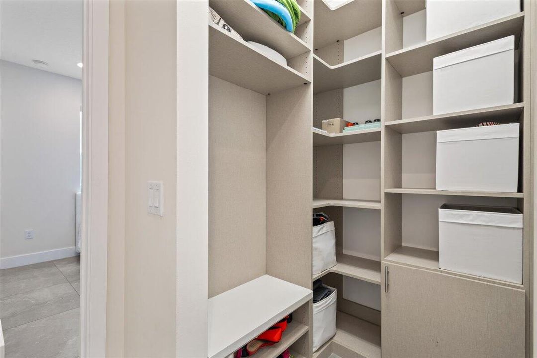 出租: $11,000 (6 贝兹, 5 浴室, 4321 平方英尺)