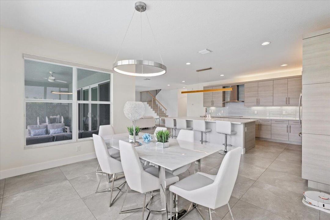 出租: $11,000 (6 贝兹, 5 浴室, 4321 平方英尺)