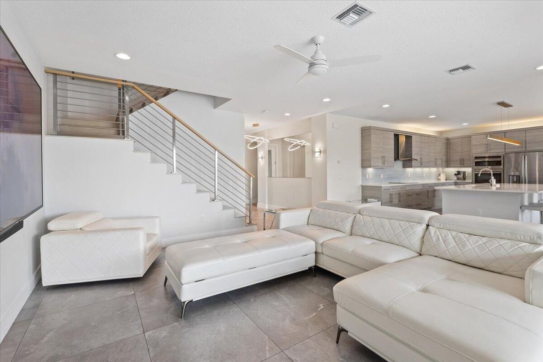 出租: $11,000 (6 贝兹, 5 浴室, 4321 平方英尺)