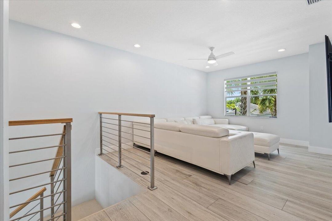 出租: $11,000 (6 贝兹, 5 浴室, 4321 平方英尺)