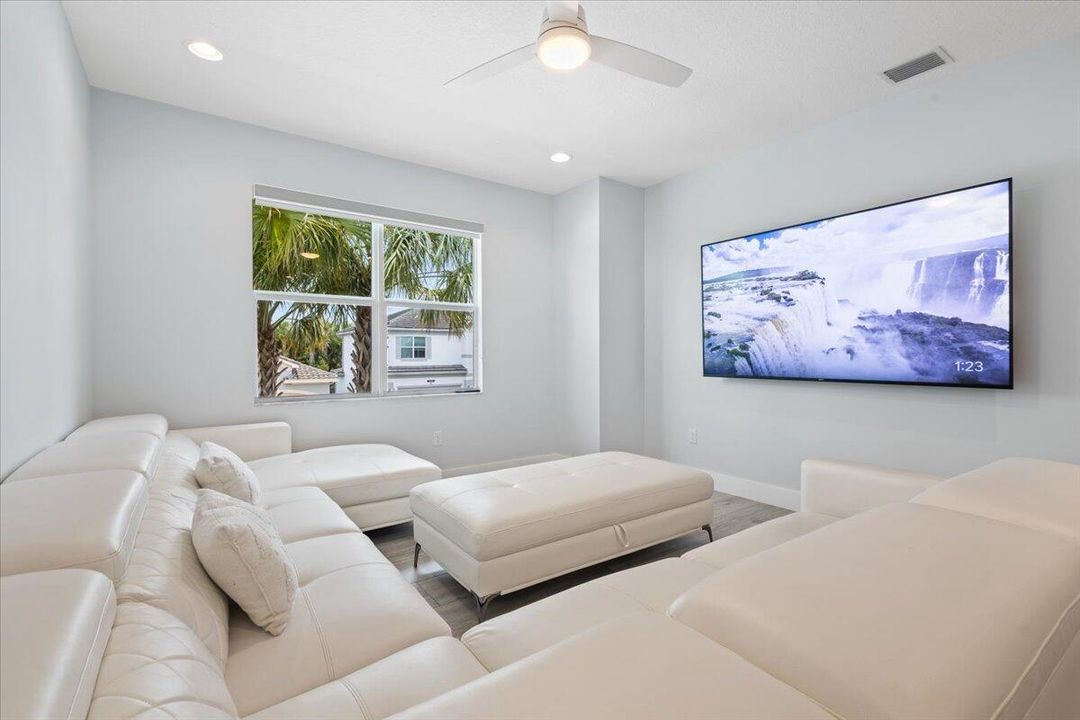 出租: $11,000 (6 贝兹, 5 浴室, 4321 平方英尺)