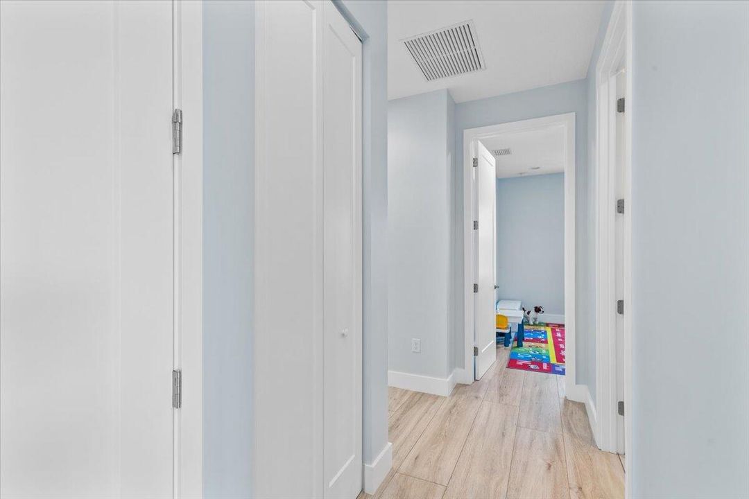 出租: $11,000 (6 贝兹, 5 浴室, 4321 平方英尺)