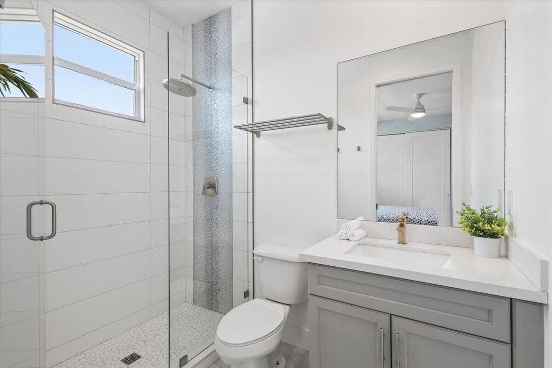 出租: $11,000 (6 贝兹, 5 浴室, 4321 平方英尺)