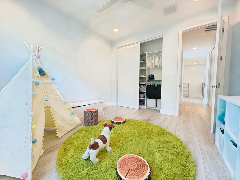 出租: $11,000 (6 贝兹, 5 浴室, 4321 平方英尺)