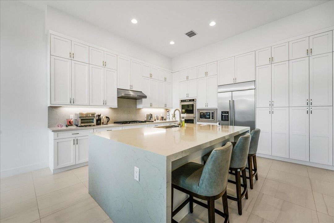 出租: $18,500 (4 贝兹, 6 浴室, 3956 平方英尺)