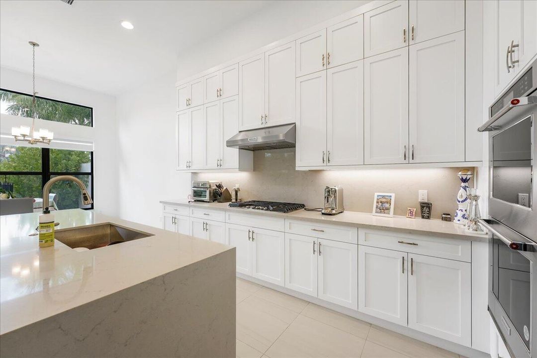 出租: $18,500 (4 贝兹, 6 浴室, 3956 平方英尺)