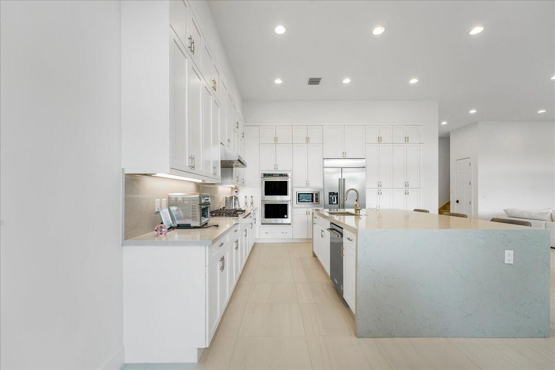 出租: $18,500 (4 贝兹, 6 浴室, 3956 平方英尺)