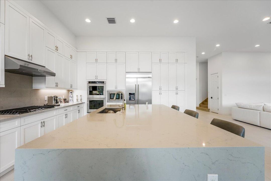 出租: $18,500 (4 贝兹, 6 浴室, 3956 平方英尺)