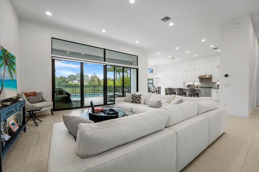 出租: $18,500 (4 贝兹, 6 浴室, 3956 平方英尺)