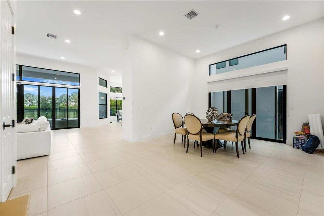 出租: $18,500 (4 贝兹, 6 浴室, 3956 平方英尺)