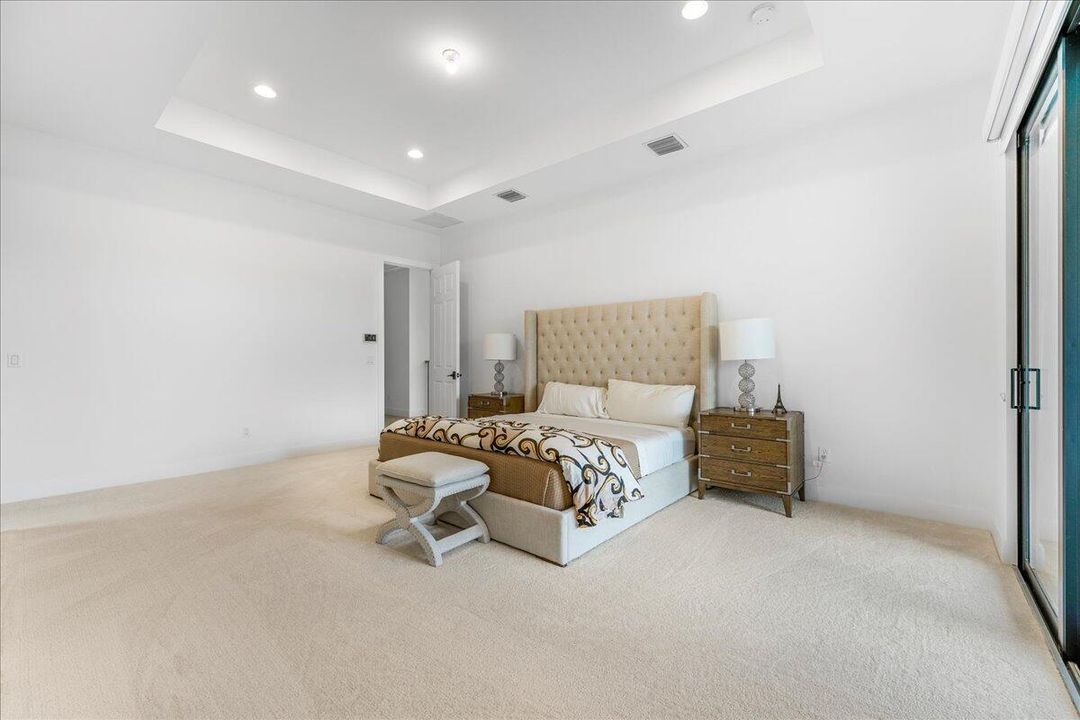 出租: $18,500 (4 贝兹, 6 浴室, 3956 平方英尺)