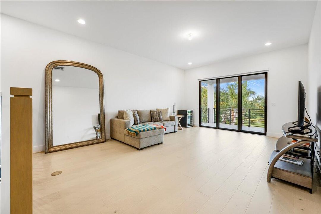 出租: $18,500 (4 贝兹, 6 浴室, 3956 平方英尺)