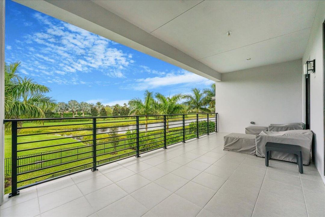 出租: $18,500 (4 贝兹, 6 浴室, 3956 平方英尺)