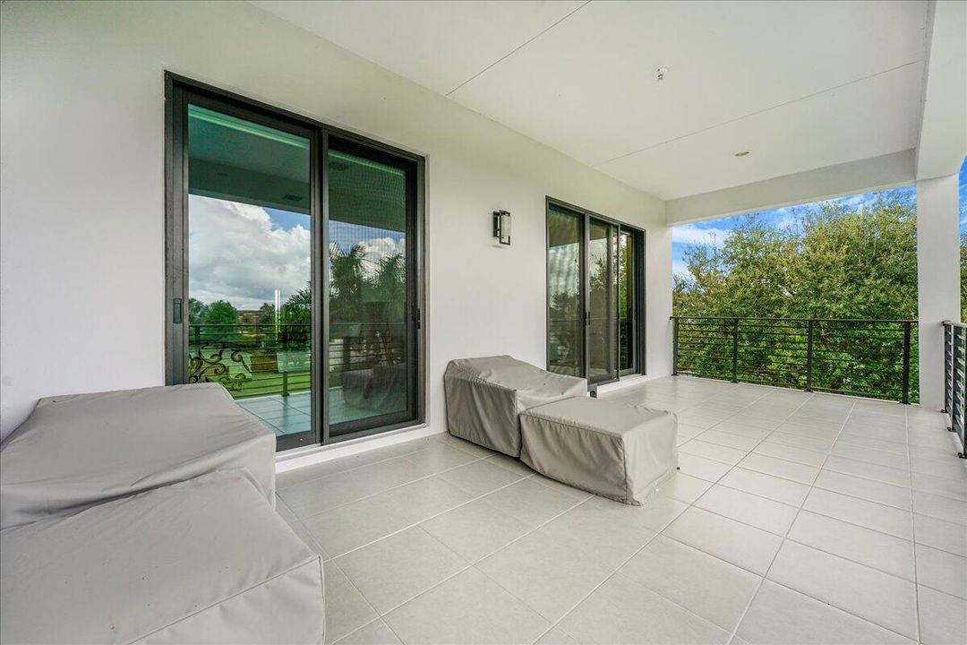 出租: $18,500 (4 贝兹, 6 浴室, 3956 平方英尺)