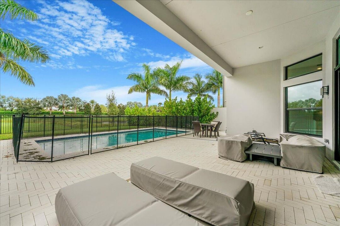 出租: $18,500 (4 贝兹, 6 浴室, 3956 平方英尺)