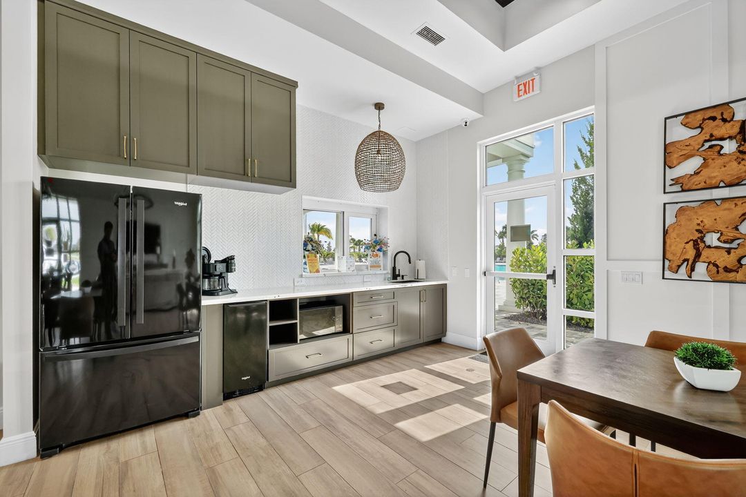 En Venta: $446,000 (4 camas, 2 baños, 1828 Pies cuadrados)