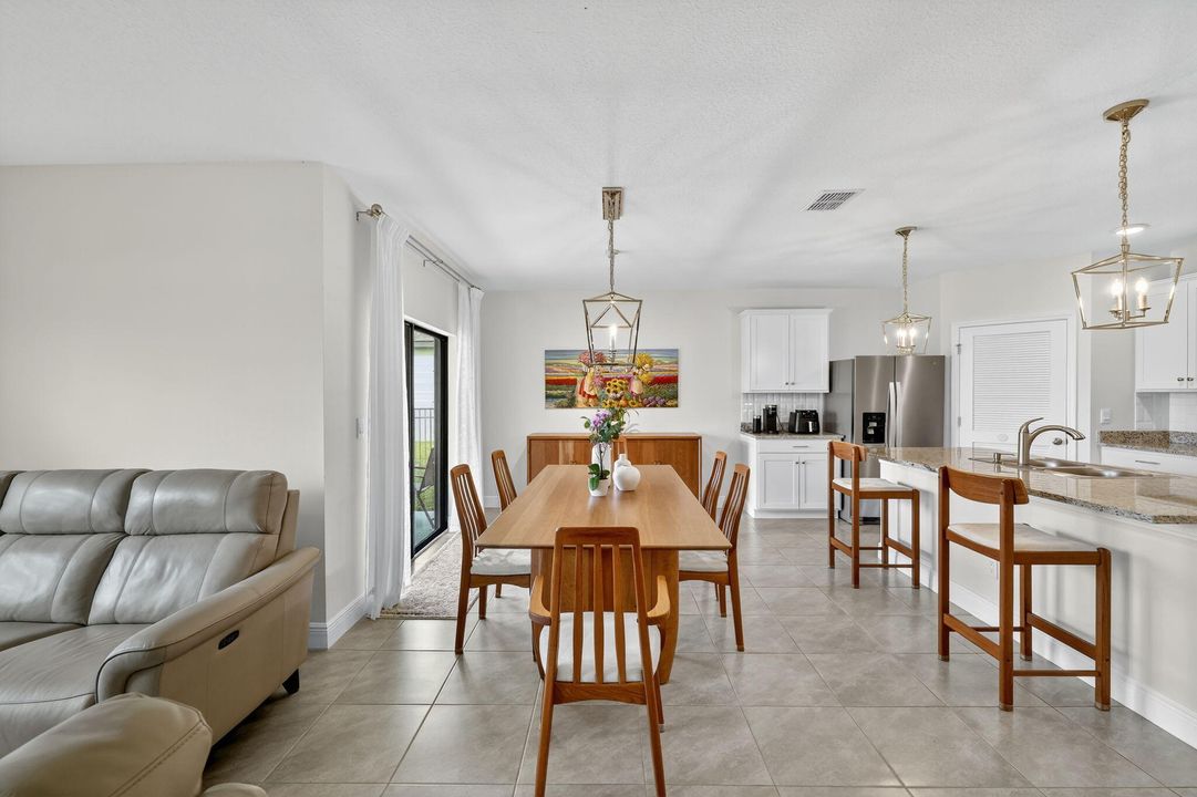 En Venta: $446,000 (4 camas, 2 baños, 1828 Pies cuadrados)