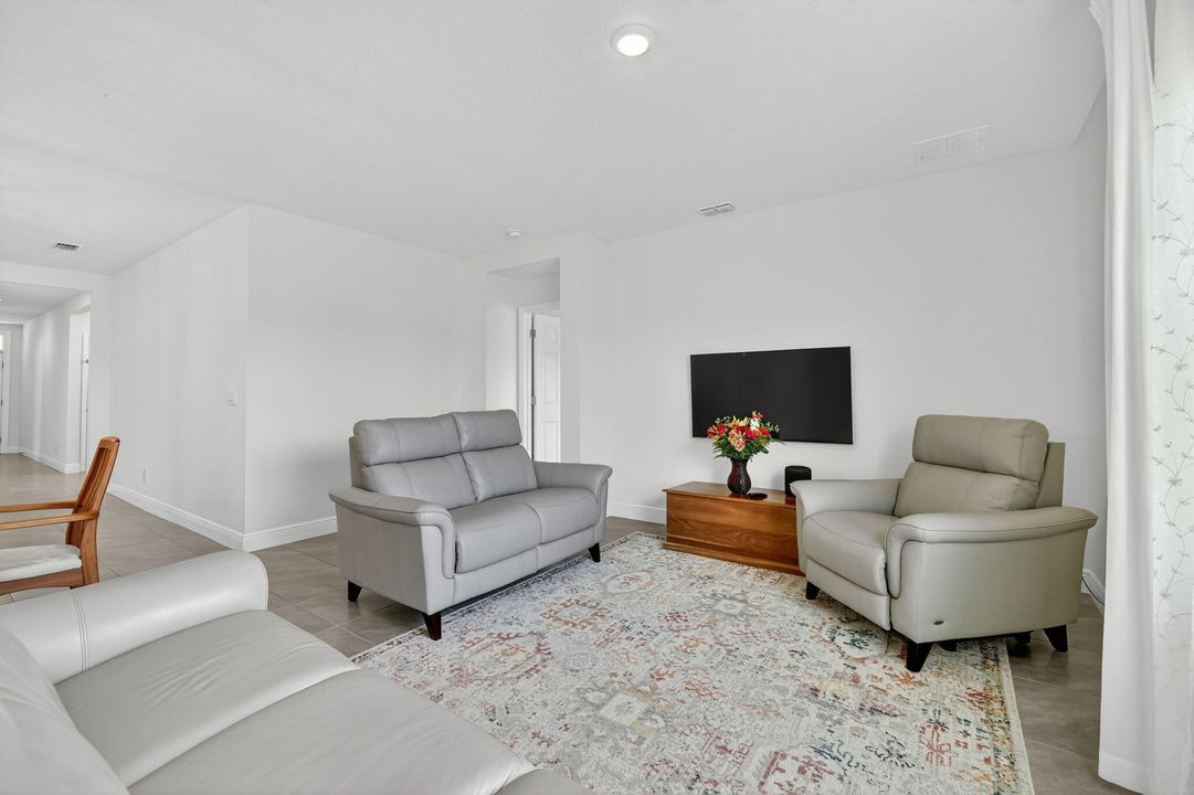 En Venta: $446,000 (4 camas, 2 baños, 1828 Pies cuadrados)