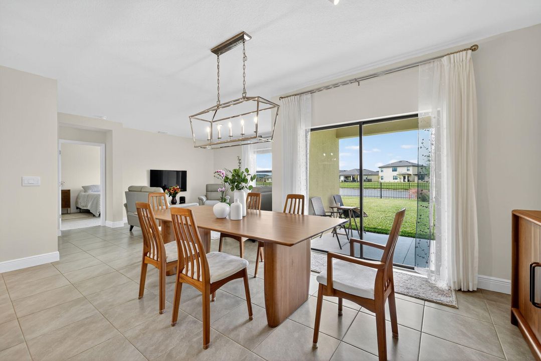 En Venta: $446,000 (4 camas, 2 baños, 1828 Pies cuadrados)