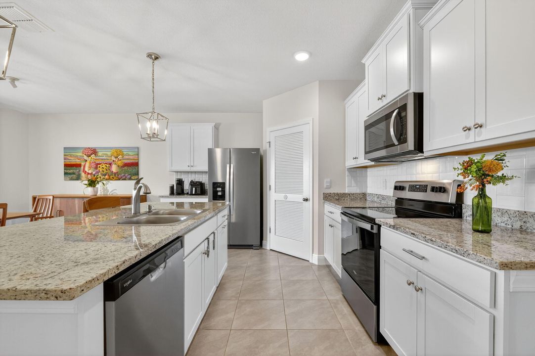 En Venta: $446,000 (4 camas, 2 baños, 1828 Pies cuadrados)