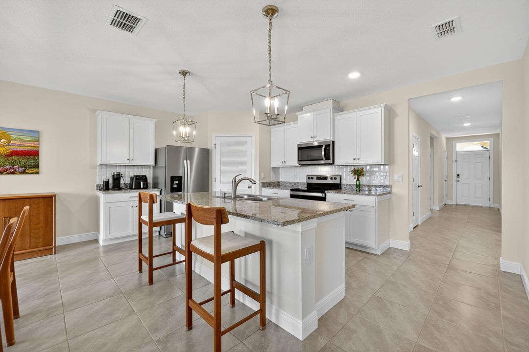 En Venta: $446,000 (4 camas, 2 baños, 1828 Pies cuadrados)