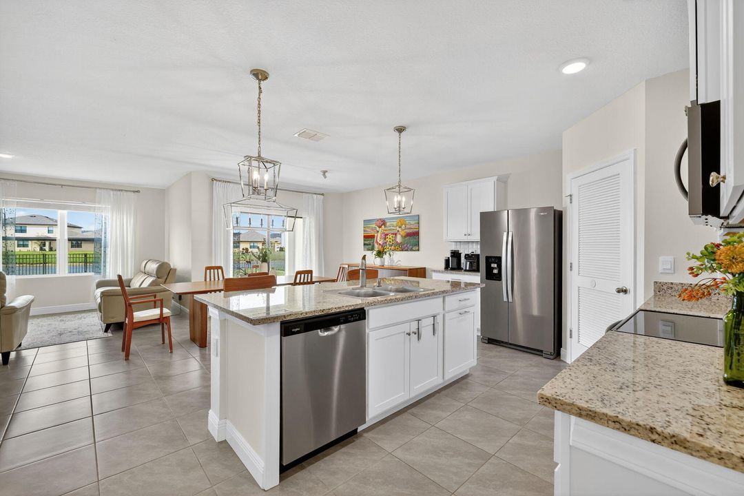 En Venta: $446,000 (4 camas, 2 baños, 1828 Pies cuadrados)