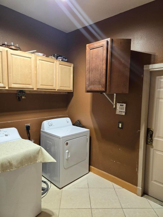 For Sale: $415,000 (3 beds, 2 baths, 2294 Square Feet)