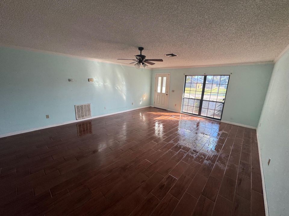 На продажу: $240,000 (2 спален, 2 ванн, 1288 Квадратных фут)