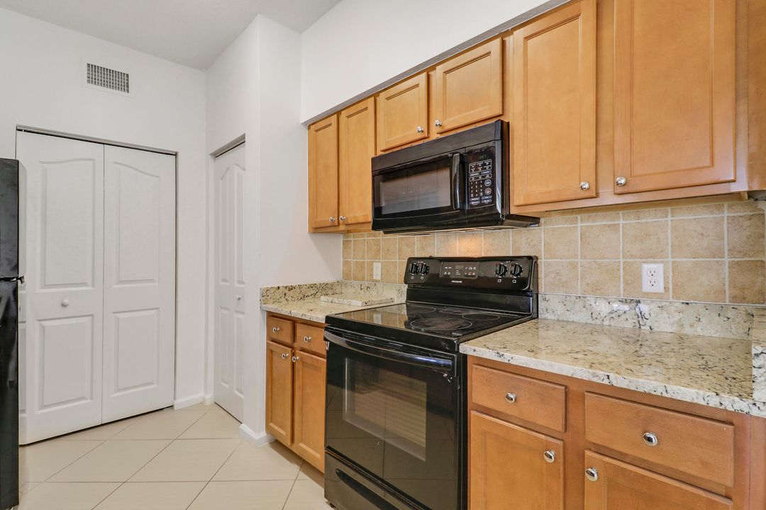 合同活跃: $2,650 (3 贝兹, 2 浴室, 1193 平方英尺)