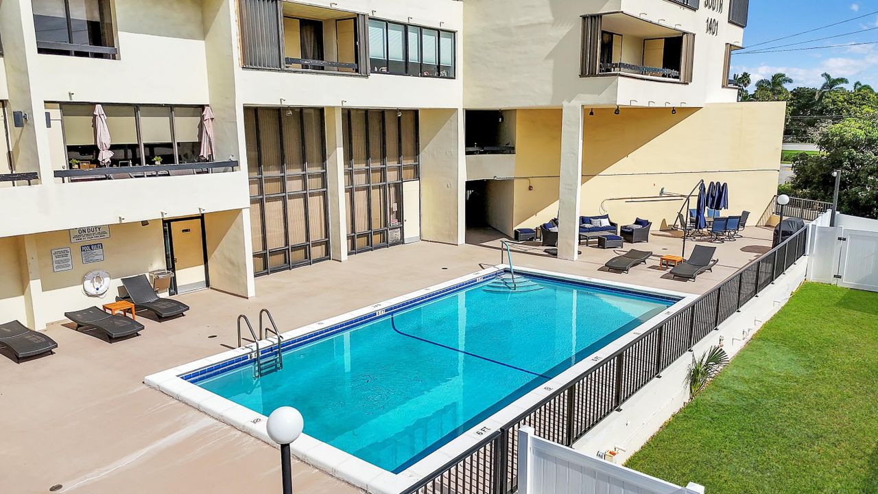 For Sale: $350,000 (2 beds, 2 baths, 1281 Square Feet)