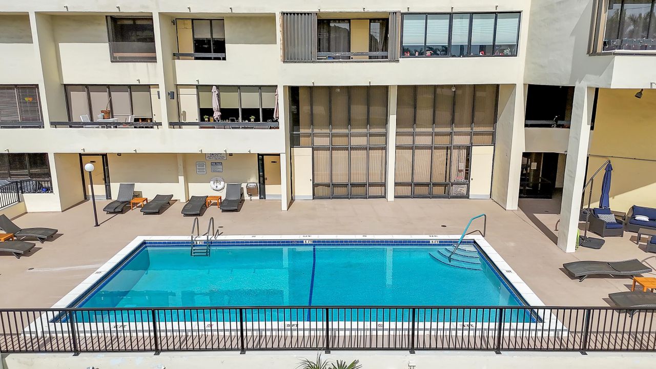 For Sale: $350,000 (2 beds, 2 baths, 1281 Square Feet)