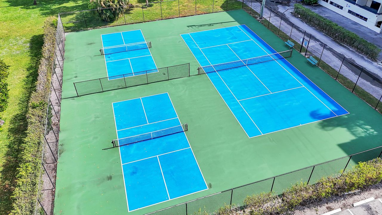 For Sale: $350,000 (2 beds, 2 baths, 1281 Square Feet)