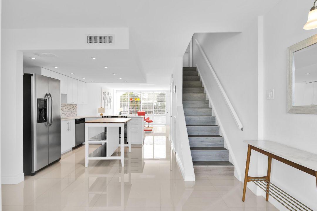 For Sale: $350,000 (2 beds, 2 baths, 1281 Square Feet)