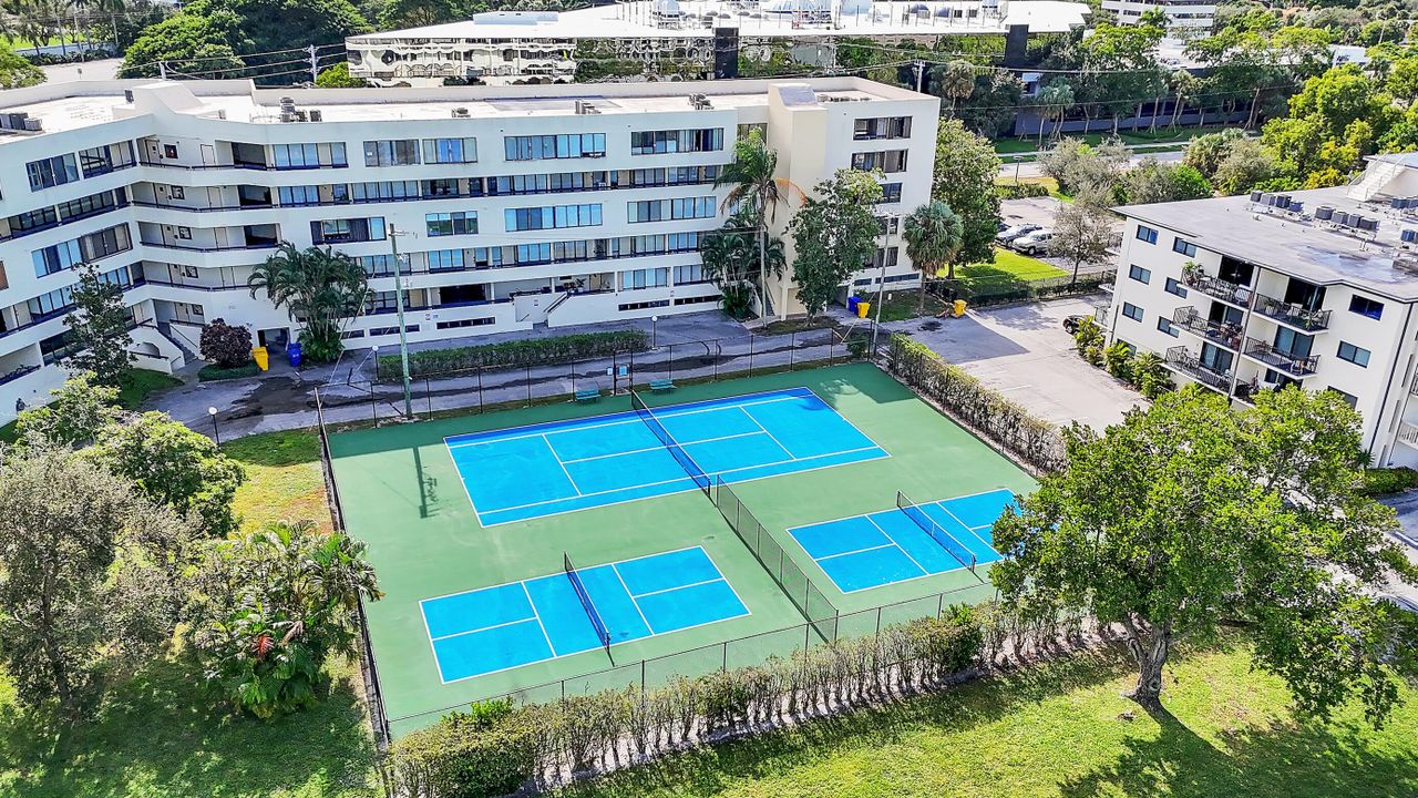 For Sale: $350,000 (2 beds, 2 baths, 1281 Square Feet)