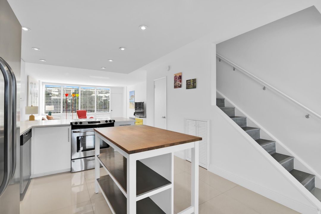 For Sale: $350,000 (2 beds, 2 baths, 1281 Square Feet)