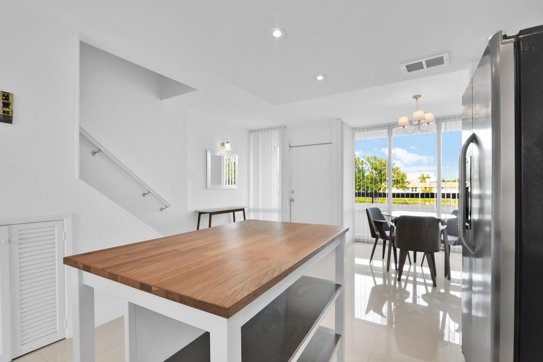 For Sale: $350,000 (2 beds, 2 baths, 1281 Square Feet)