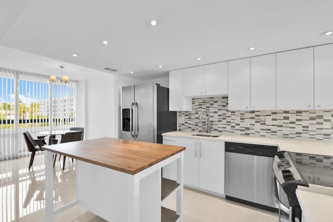 For Sale: $350,000 (2 beds, 2 baths, 1281 Square Feet)