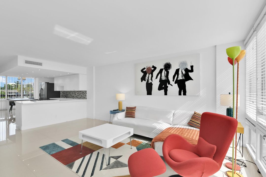 For Sale: $350,000 (2 beds, 2 baths, 1281 Square Feet)