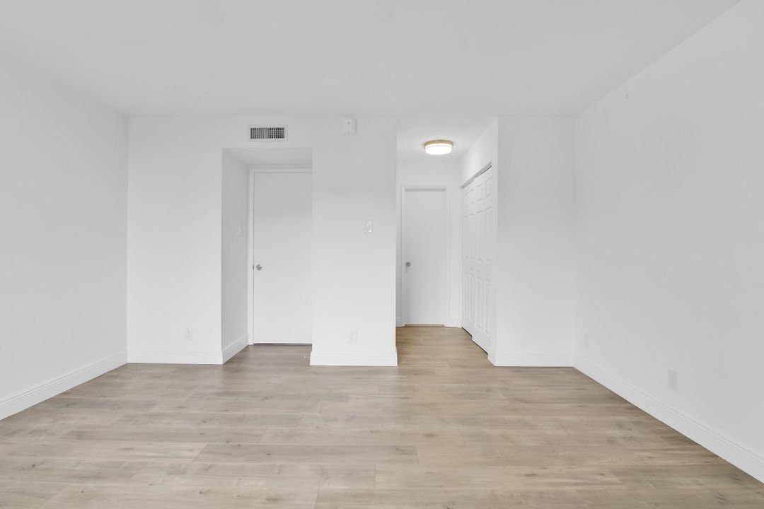 For Sale: $350,000 (2 beds, 2 baths, 1281 Square Feet)