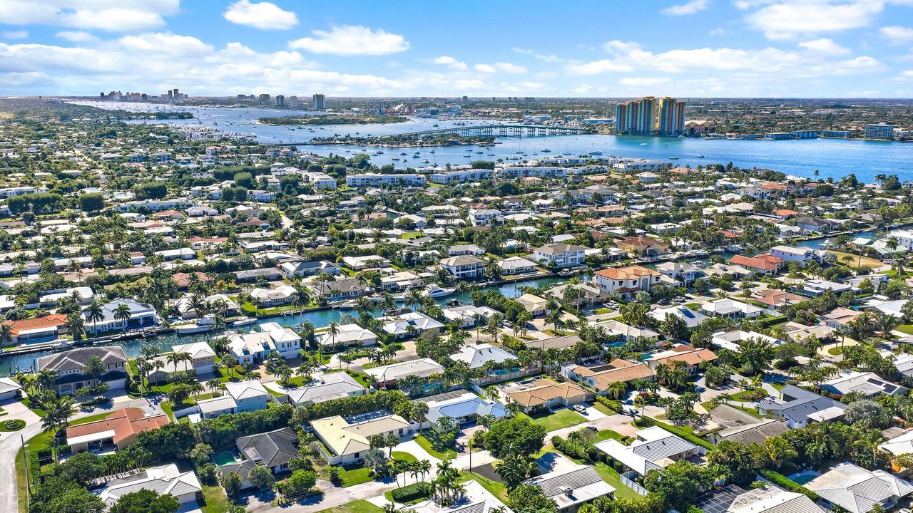 For Sale: $1,500,000 (3 beds, 2 baths, 1584 Square Feet)