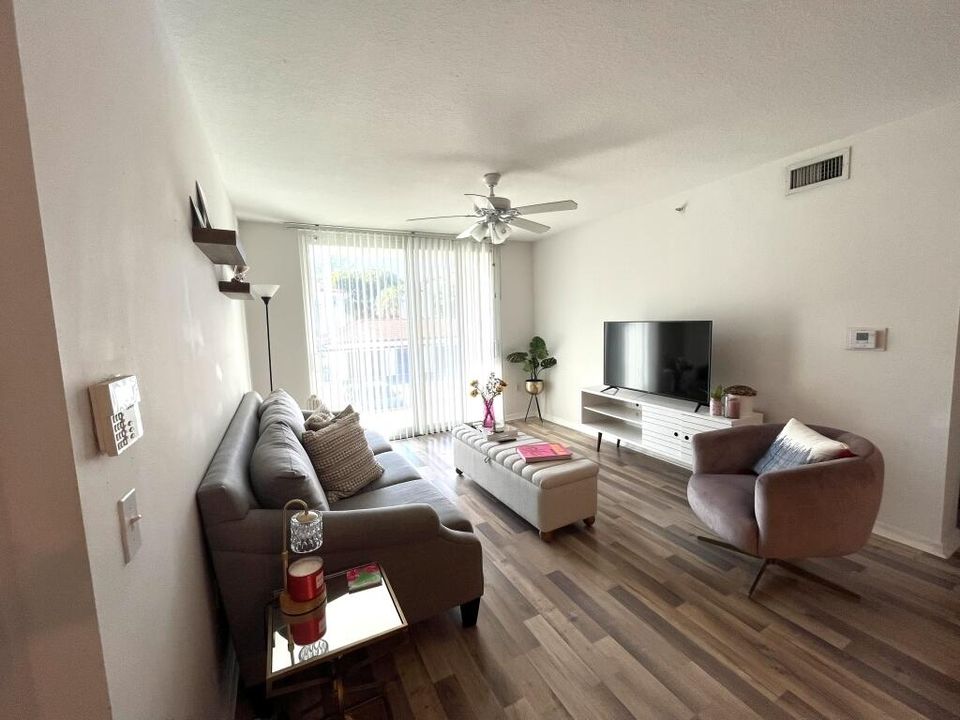 В аренду: $2,000 (1 спален, 1 ванн, 793 Квадратных фут)