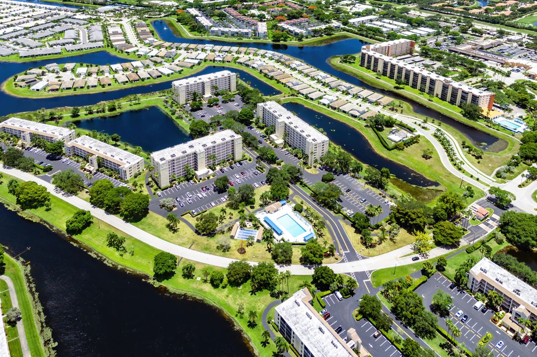 На продажу: $305,000 (2 спален, 2 ванн, 1230 Квадратных фут)