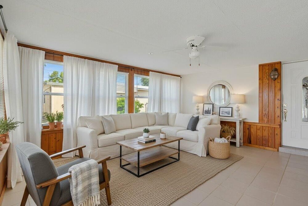 For Sale: $248,000 (2 beds, 1 baths, 785 Square Feet)