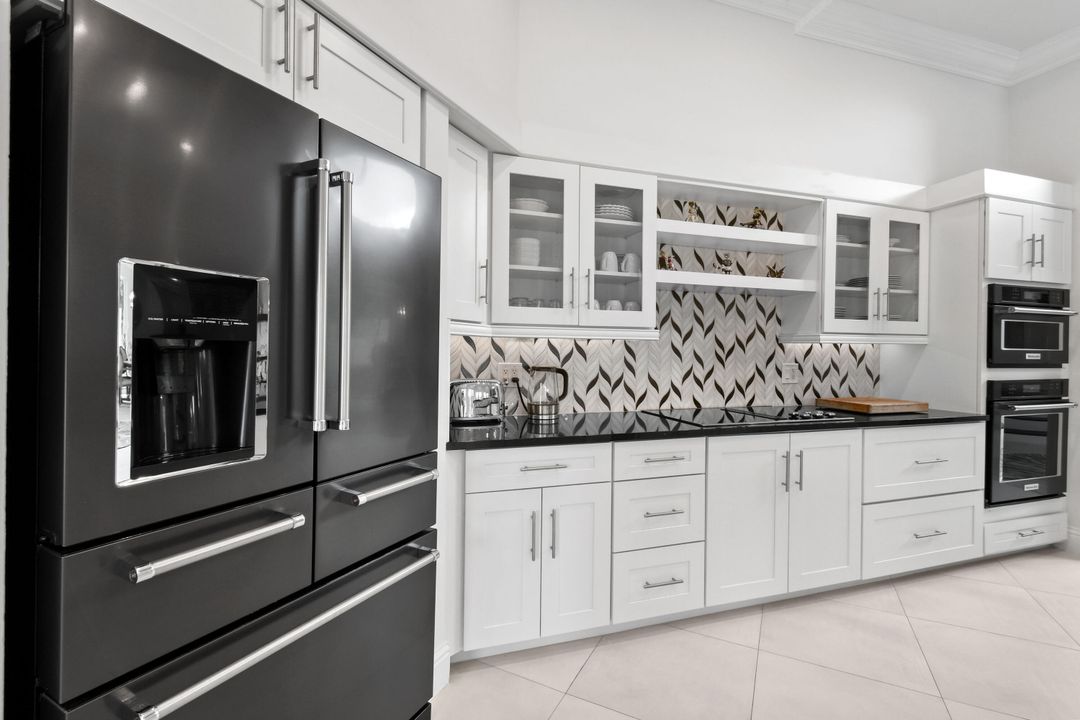 На продажу: $3,350,000 (5 спален, 4 ванн, 4707 Квадратных фут)